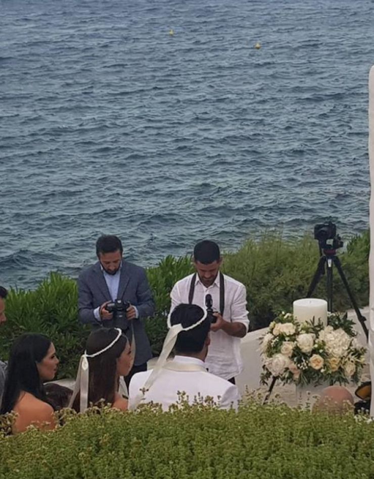 Ζευγάρι της ελληνικής showbiz ανέβηκε τα σκαλιά της εκκλησίας και αυτές είναι οι πρώτες εικόνες από το γάμο τους!