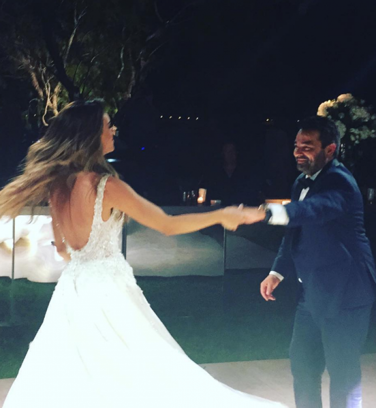 Ο χορός της Ελένης Τσολάκη και του Παύλου Πετρουλάκη κατά την είσοδό τους στη δεξίωση που ξεσήκωσε τους καλεσμένους! [βίντεο]