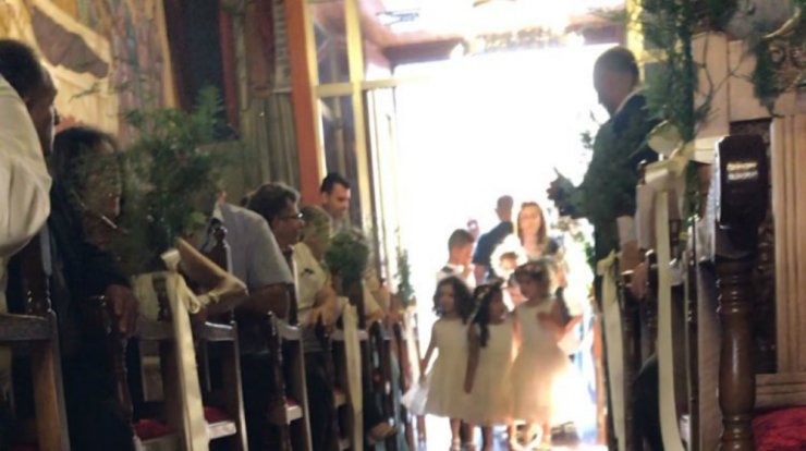 Γνωστή δημοσιογράφος της κυπριακής τηλεόρασης ανέβηκε τα σκαλιά της εκκλησίας με τον αγαπημένο της 