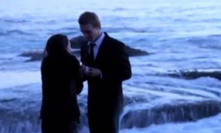 Κύμα "χαλά" ρομαντική πρόταση γάμου! 