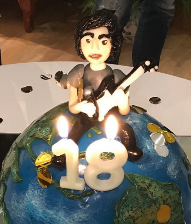 Η εντυπωσιακή τούρτα για τα 18α γενέθλια του γιου επώνυμου ζευγαριού της ελληνικής showbiz!