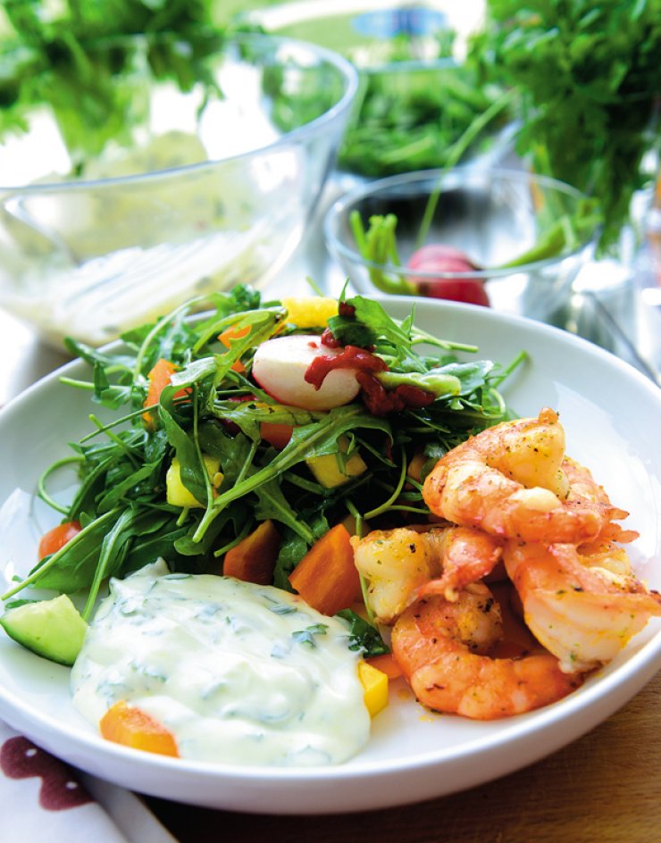 Γαρίδες με φρέσκα λαχανικά και γιαούρτι μυρωδικών