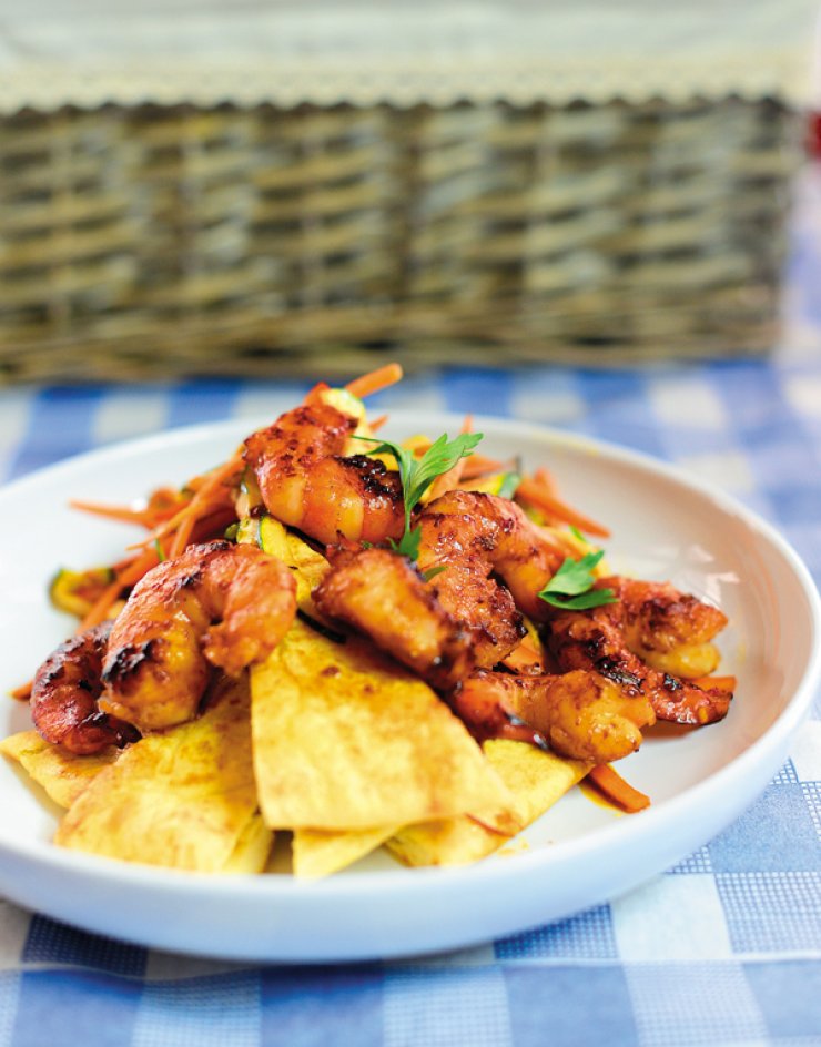 Γαρίδες με σοταρισμένα λαχανικά σερβιρισμένες σε κυπριακές πίτες