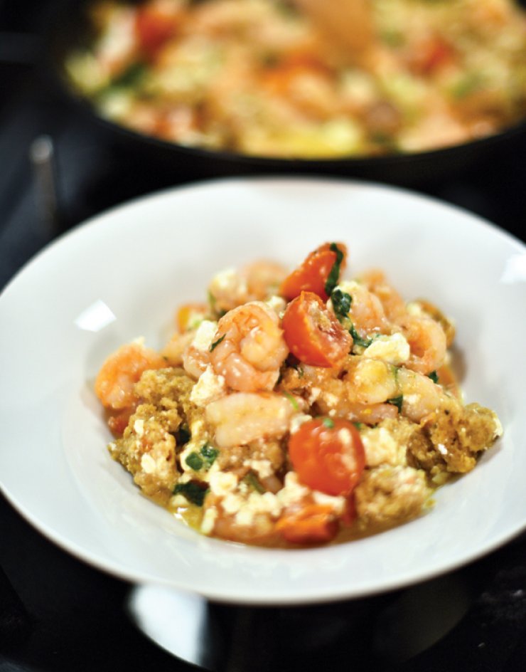 Γαρίδες σαγανάκι με λαδοκούλουρα Κυθήρων, καλαθάκι Λήμνου και φρέσκο βασιλικό