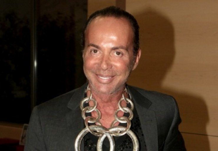 Ο Λάκης Γαβαλάς λανσάρει το νέο pretty bra εις διπλούν [εικόνα]