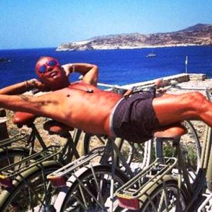 Λάκης Γαβαλάς: Να πως γυμνάζει το κορμί του! 