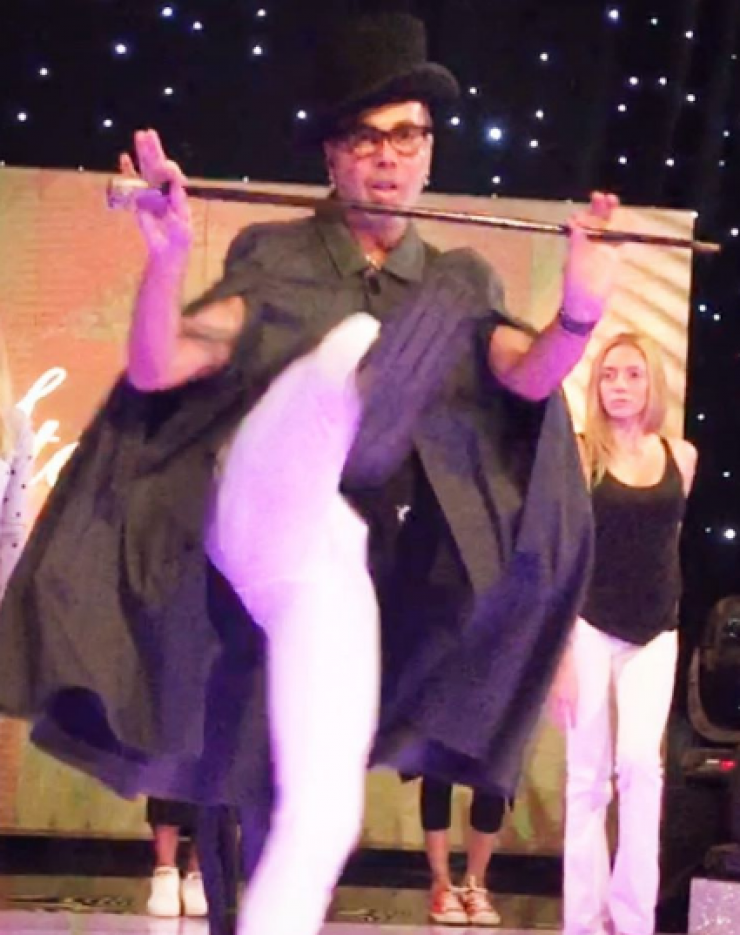 Λάκης Γαβαλάς: Ο ανατρεπτικός χορός του στην έναρξη του 9ου live των καλλιστείων!