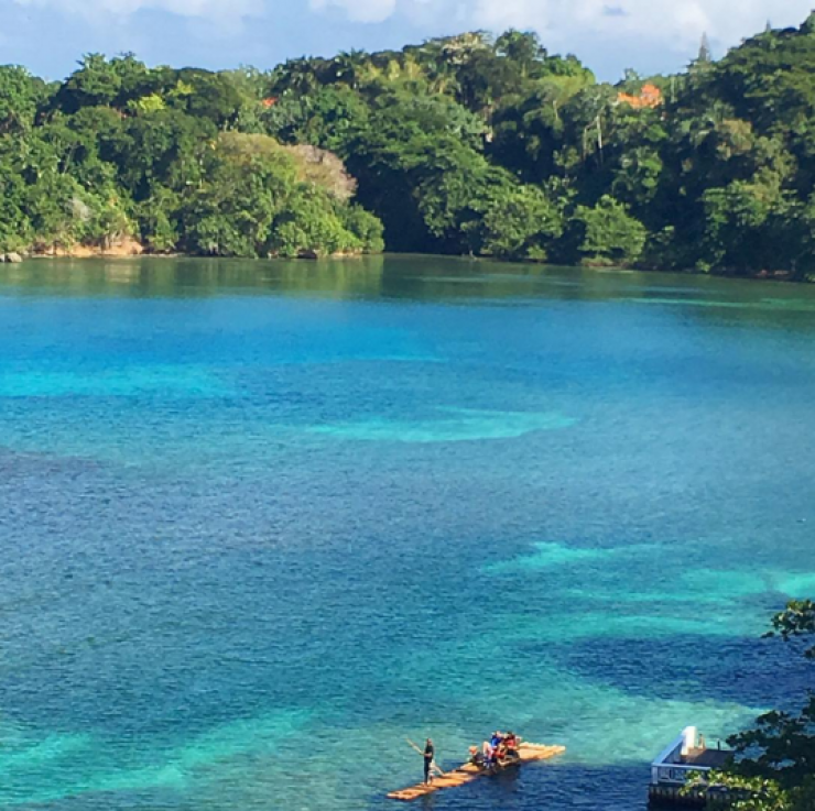 Ποιο πρόσωπο της κυπριακής τηλεόρασης κάνει διακοπές σε αυτό το ειδυλλιακό τοπίο;