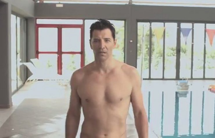 O Σάκης Ρουβάς γυμνός στην πισίνα για κυπριακό προιόν [βιντεο]