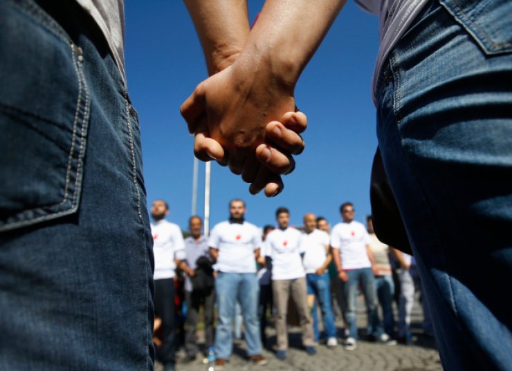 Στην «πυρά» οι ομοφυλόφιλοι για τους περισσότερους Ευρωπαίους