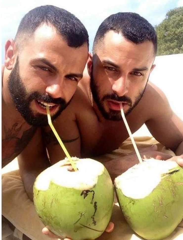 Gay ζευγάρια που μοιάζουν σαν δυο σταγόνες νερό