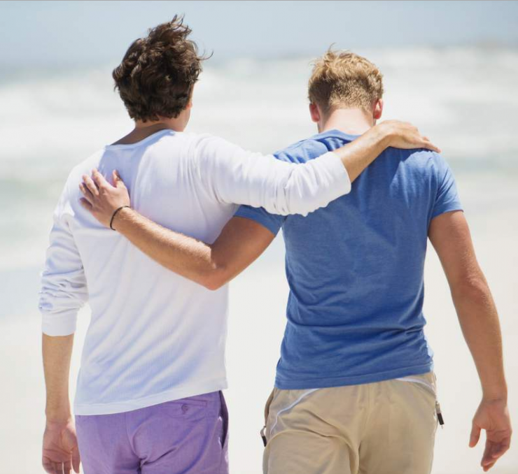 Πατέρας και γιος, Ελλαδίτες τραγουδιστές ερωτευμένοι με τον... ίδιο άντρα