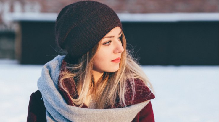 Να τι μπορείς να κάνεις για να μην ξαναγίνουν τα μαλλιά σου κόμπος κάτω από το κασκόλ