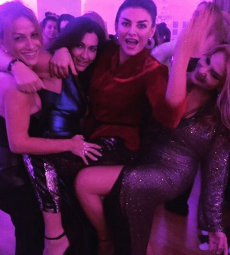 Σε αυτό το πάρτι τρεις κοσμικές κυρίες φόρεσαν το ίδιο φόρεμα! [εικόνα]