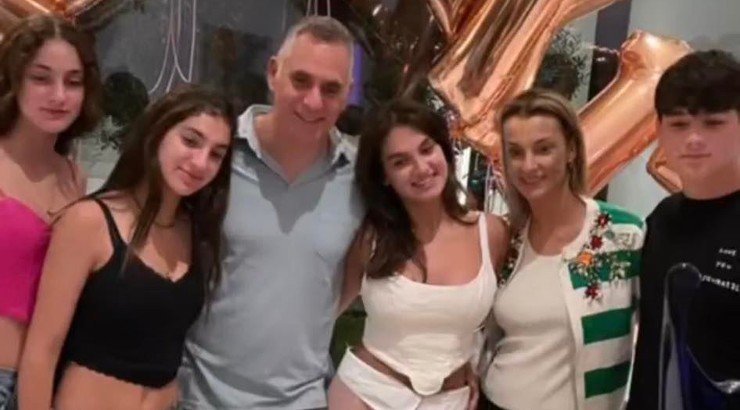 Η Φωτεινή Παπαδοπούλου τραγουδάει το “Happy Birthday” στα γαλλικά για τα γενέθλια της εγγονής της [βίντεο]