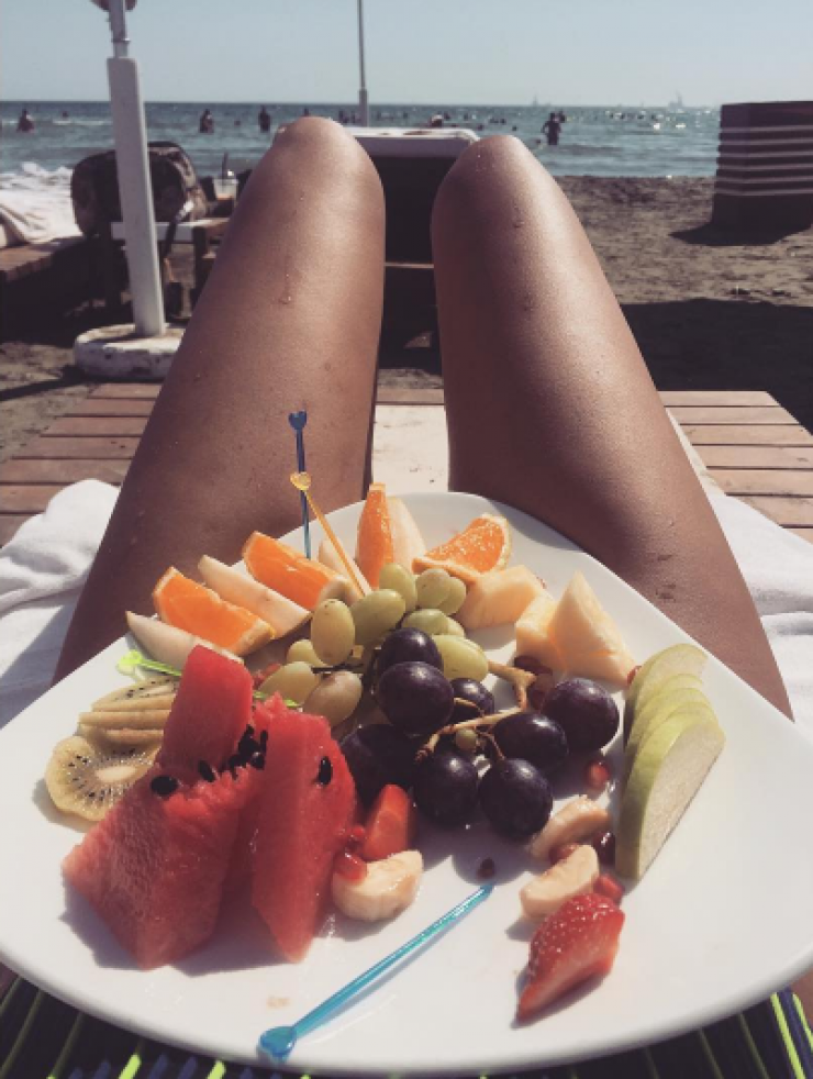 Κύπρια παρουσιάστρια "ανεβάζει" τη θερμοκρασία στα ύψη με τα καλλίγραμμά της πόδια!