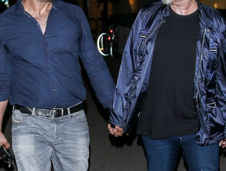 Κύπριος τραγουδιστής κάνει βόλτα χέρι-χέρι με τον σύντροφό του!