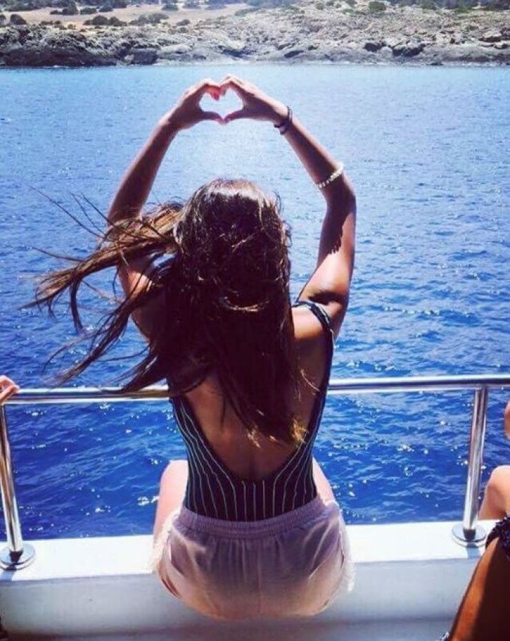 Επώνυμη Κύπρια φωτογραφίζεται με εκρηκτικό κόκκινο μπικίνι και μας δείχνει την τέλεια σιλουέτα της [εικόνα]