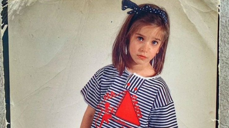 Αναγνωρίζετε την κούκλα ηθοποιό σε κυπριακή σειρά που ποζάρει σε μικρή ηλικία;