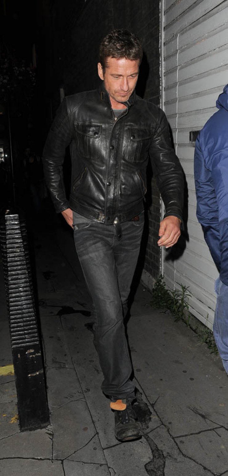 Gerald Butler: Μόνος και ασυνόδευτος!