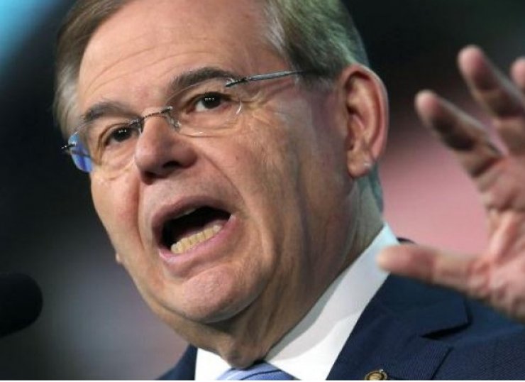 Βάζει στη θέση του τον Κόνινγκ ο Γερουσιαστής Μενέντεζ 