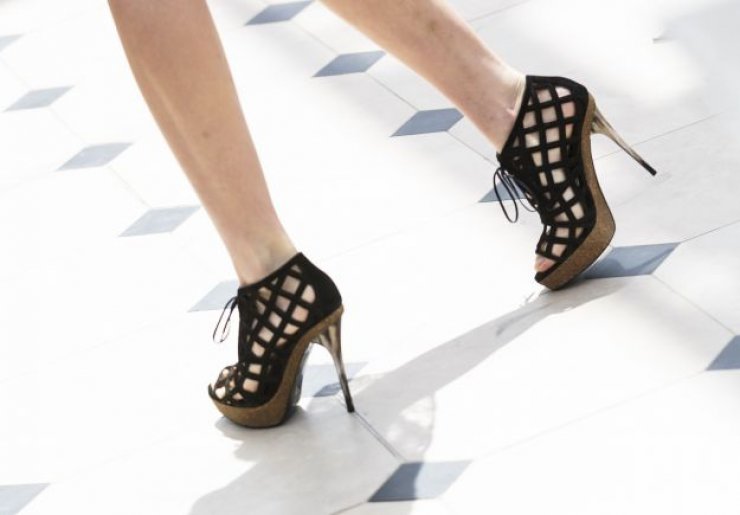 Άντρας δοκιμάζει γυναικείες γόβες για 12 ώρες [βίντεο]