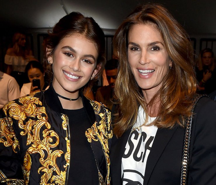 H Cindy Crawford και η Kaia Gerber δείχνουν ολόιδιες στην ίδια καμπάνια, με 30 χρόνια διαφορά!