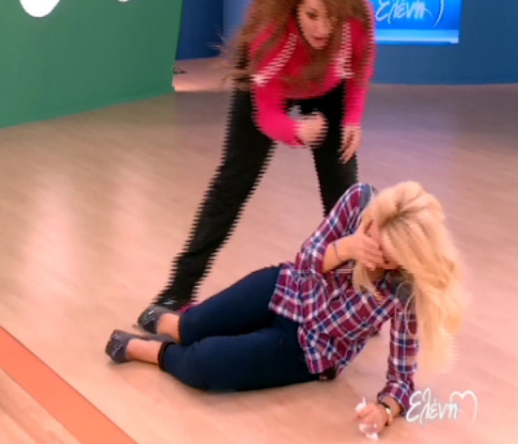 Ελένη Μενεγάκη: Έπεσε στο πάτωμα