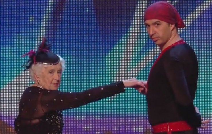 Δεν θα το πιστεύεις, όσο κι αν το βλέπεις, τι κάνει αυτή η 80χρονη γιαγιά [βίντεο]