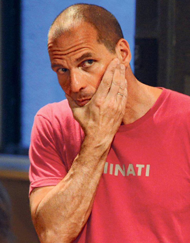 Ταξιδεύει άνετος χαλαρός και χωρίς ασφάλεια ο Γιάνης Βαρουφάκης