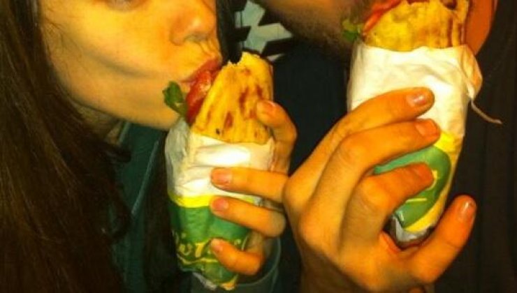 Ποιοι απολαμβάνουν το σουβλάκι τους και δουλεύουν ταυτόχρονα;