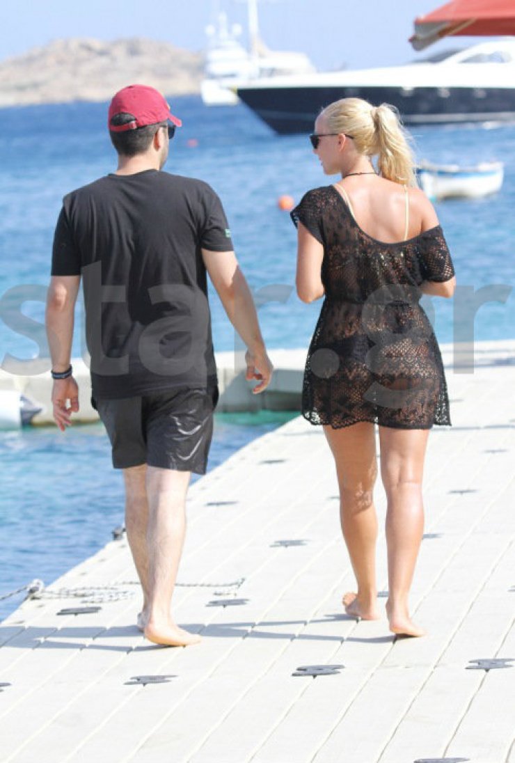 Ποιου Έλληνα τραγουδιστή η σύντροφος κυκλοφορεί με string μαγιό στην παραλία;