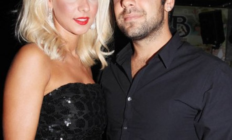 Ποιος τραγουδιστής παντρεύεται μοντέλο;