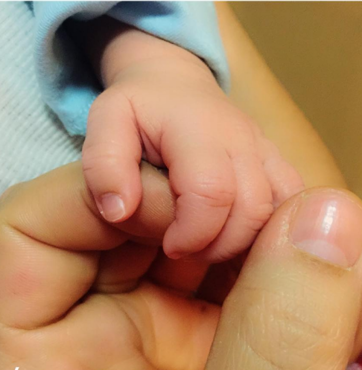 Η φωτογραφία Έλληνα τραγουδιστή με τον νεογέννητο γιο του!