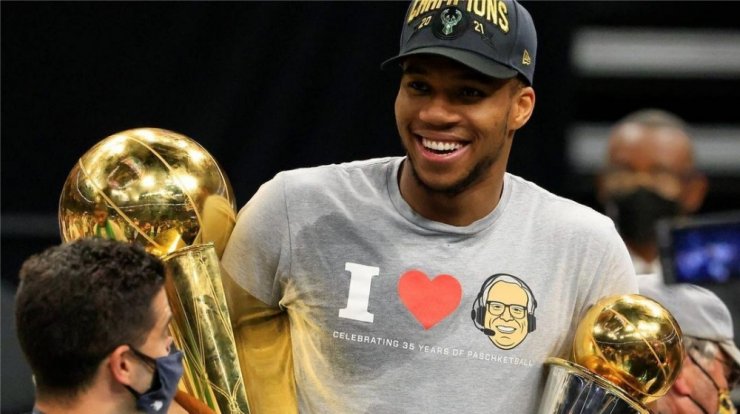 Γιάννης Αντετοκούνμπο: Δείτε που βρέθηκε με το τρόπαιο του ΝΒΑ στην Αθήνα [εικόνα]