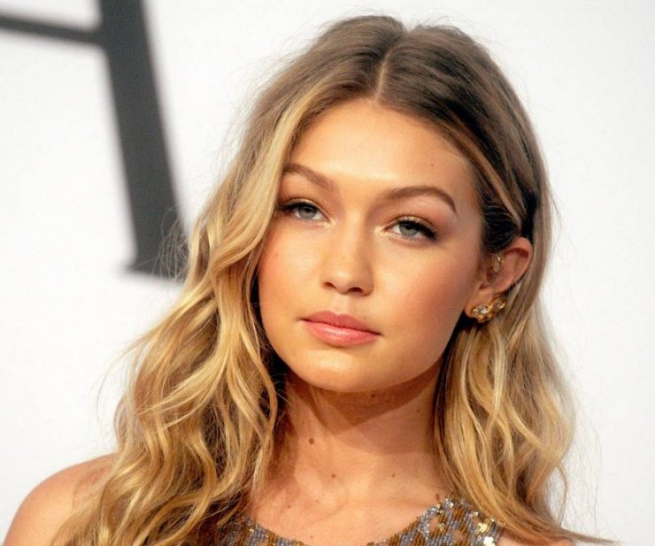 Η Gigi Hadid φόρεσε ένα σακάκι H&M που κοστίζει 40 ευρώ