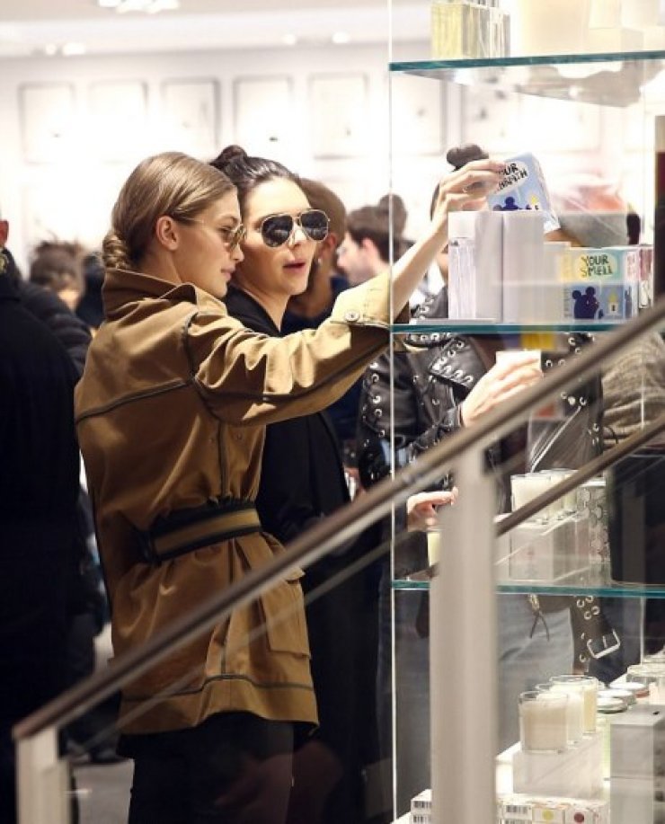Kendall Jenner: Non stop shopping στο Παρίσι [εικόνες]