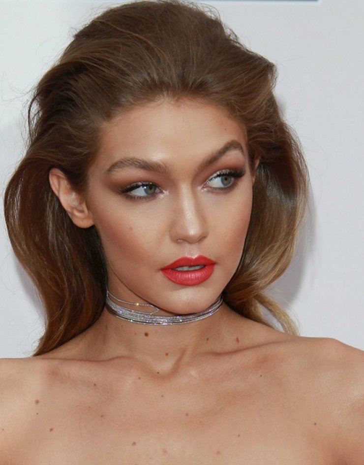 Τα Χριστούγεννα θα θέλετε σίγουρα να κάνετε αυτό το μανικιούρ της Gigi Hadid