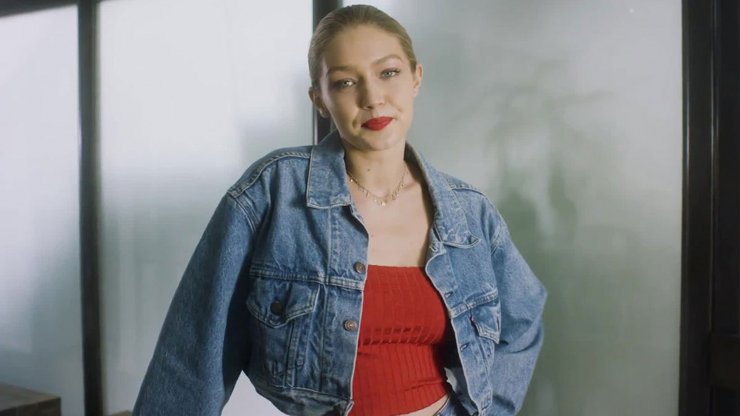 Η Gigi Hadid σου δείχνει πως μπορείς να συνδυάσεις το χρώμα της σεζόν