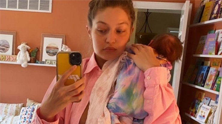 Gigi Hadid: Ποζάρει με matchy - matchy outfit με την οκτώ μηνών κορούλα της [εικόνα]