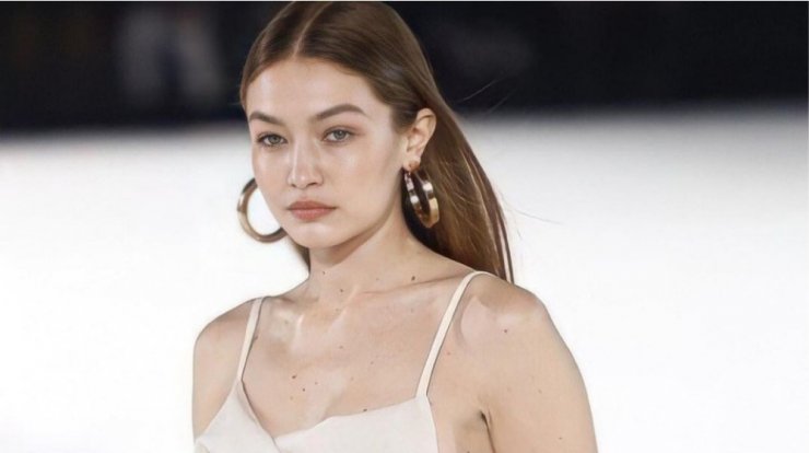 Gigi Hadid: Το girly hair look που υιοθέτησε και είναι κατάλληλο για την καραντίνα