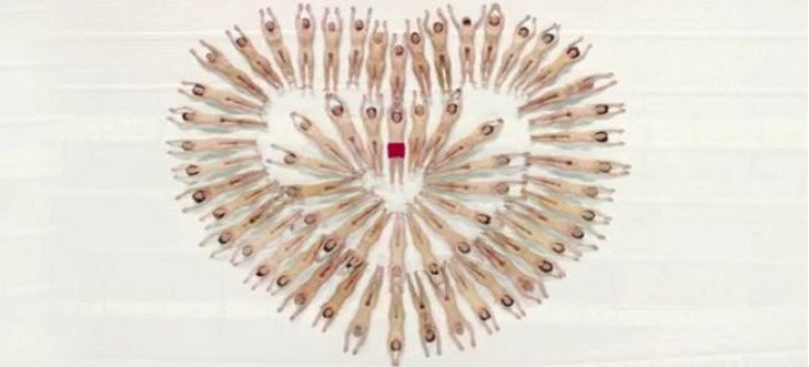 140 ηθοποιοί πετούν τα ρούχα τους και μας παρακινούν να γνωρίσουμε το σώμα μας [βίντεο]