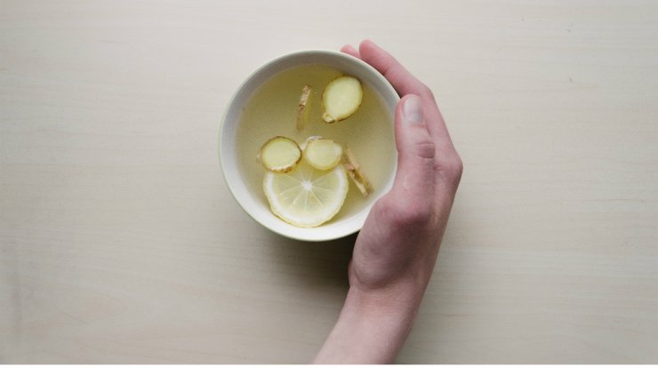 Εξαφανίστε το φούσκωμα στην κοιλιά με χυμό από τζίντζερ και λεμόνι