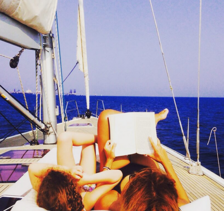 Επώνυμη Κύπρια κάνει ηλιοθεραπεία σε σκάφος με την κόρη της!