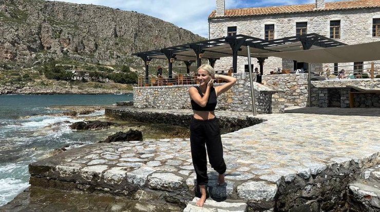 Έμιλυ Γιολίτη: Μας ξεναγεί στην υπέροχη Μάνη με δύο ρόδες [εικόνες]