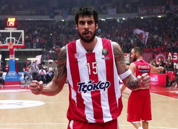 Δείτε σε βίντεο το Γιώργο Πρίντεζη γονατιστό να κάνει πρόταση γάμου στη σύντροφό του Στέλλα 