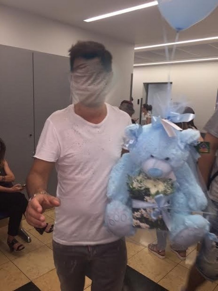 Γεννητούρια για Έλληνα τραγουδιστή!