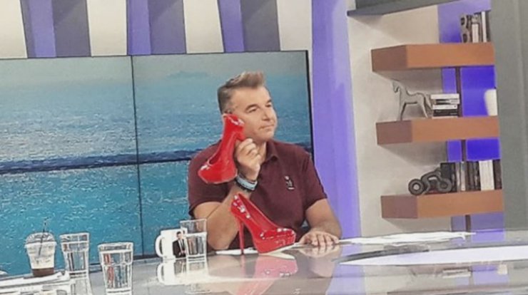 Ο Γιώργος Λιάγκας περπάτησε σε ψηλοτάκουνα on air! [βίντεο]