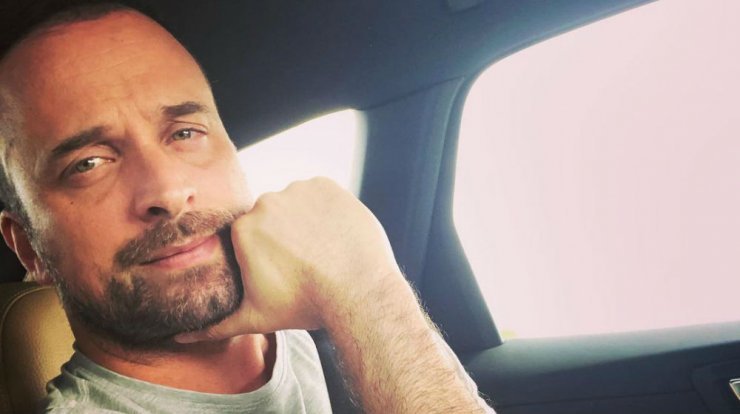 Γιώργος Λιανός: Δείτε τον να παίζει με την κορούλα του στο κρεβάτι [βίντεο]