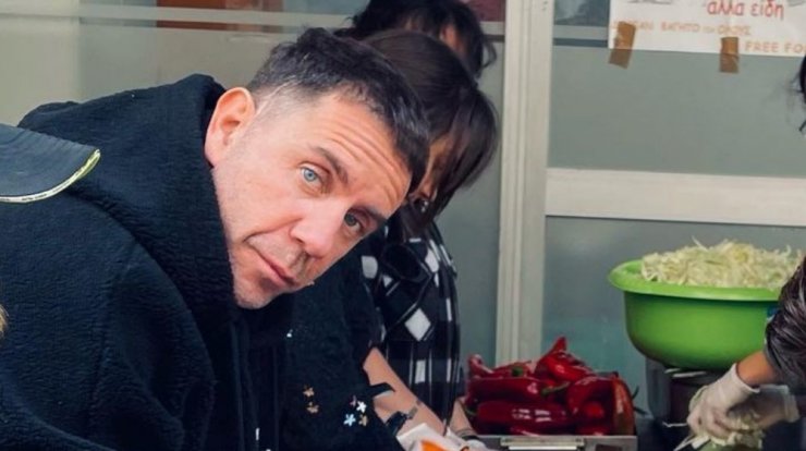 Γιώργος Μαζωνάκης: Πέρασε την Τσικνοπέμπτη μαγειρεύοντας για τους άστεγους [εικόνες & βίντεο]